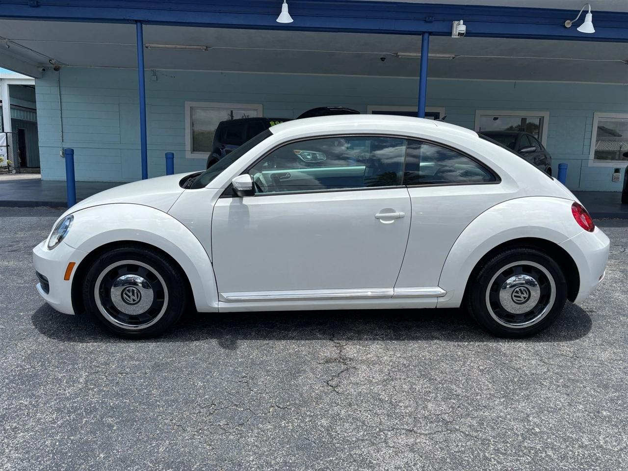 Volkswagen Beetle 2.5L w/Sunroof Sound & Nav 2012