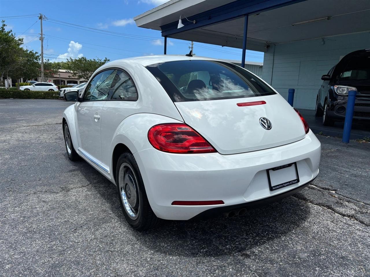 Volkswagen Beetle 2.5L w/Sunroof Sound & Nav 2012