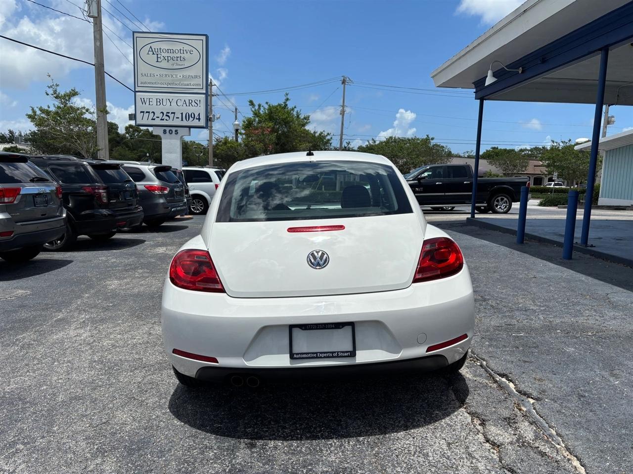 Volkswagen Beetle 2.5L w/Sunroof Sound & Nav 2012
