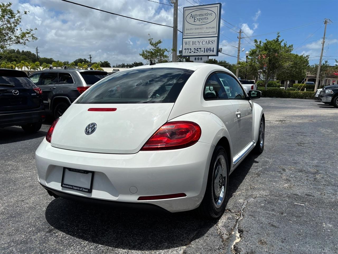 Volkswagen Beetle 2.5L w/Sunroof Sound & Nav 2012