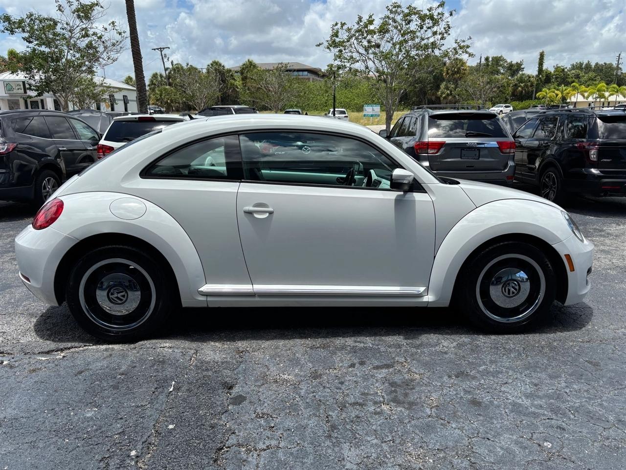 Volkswagen Beetle 2.5L w/Sunroof Sound & Nav 2012