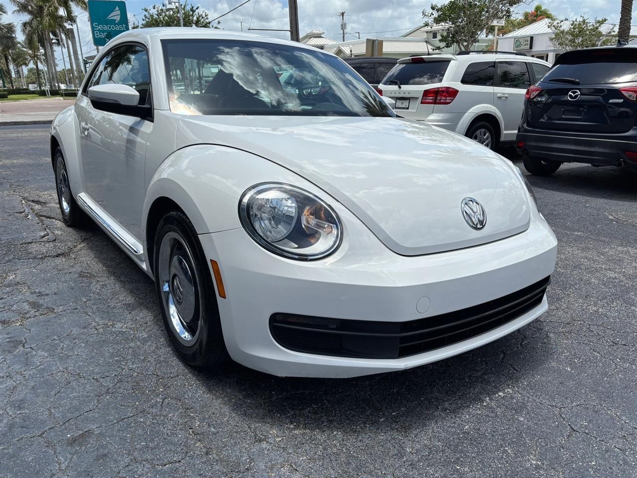 Volkswagen Beetle 2.5L w/Sunroof Sound & Nav 2012