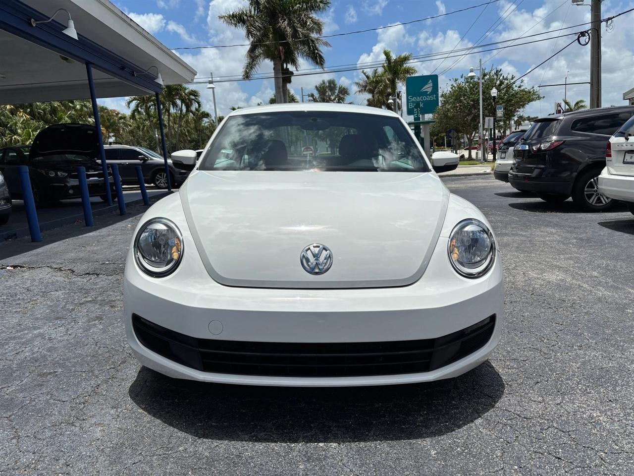 Volkswagen Beetle 2.5L w/Sunroof Sound & Nav 2012