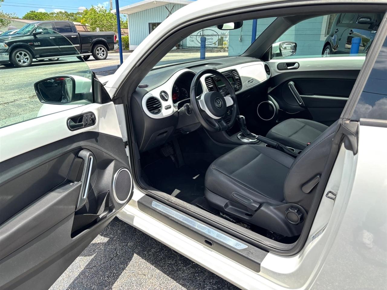 Volkswagen Beetle 2.5L w/Sunroof Sound & Nav 2012