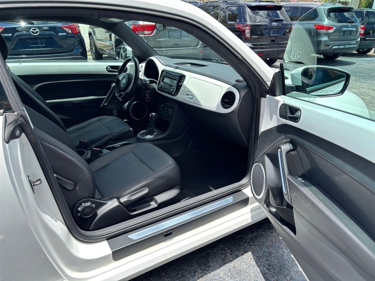 Volkswagen Beetle 2.5L w/Sunroof Sound & Nav 2012