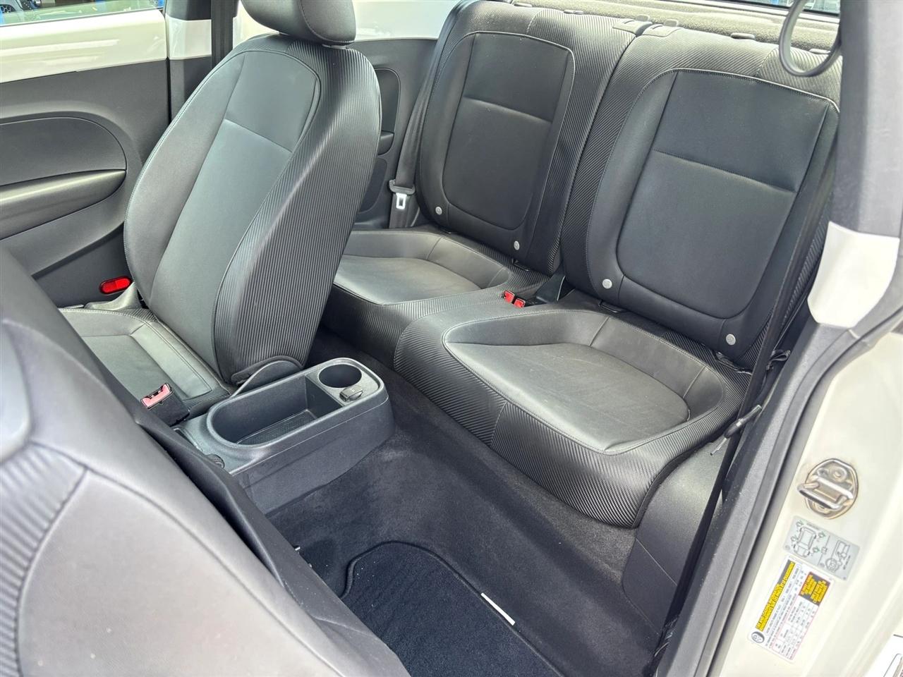 Volkswagen Beetle 2.5L w/Sunroof Sound & Nav 2012