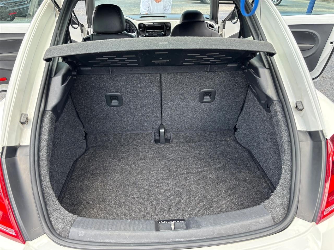 Volkswagen Beetle 2.5L w/Sunroof Sound & Nav 2012