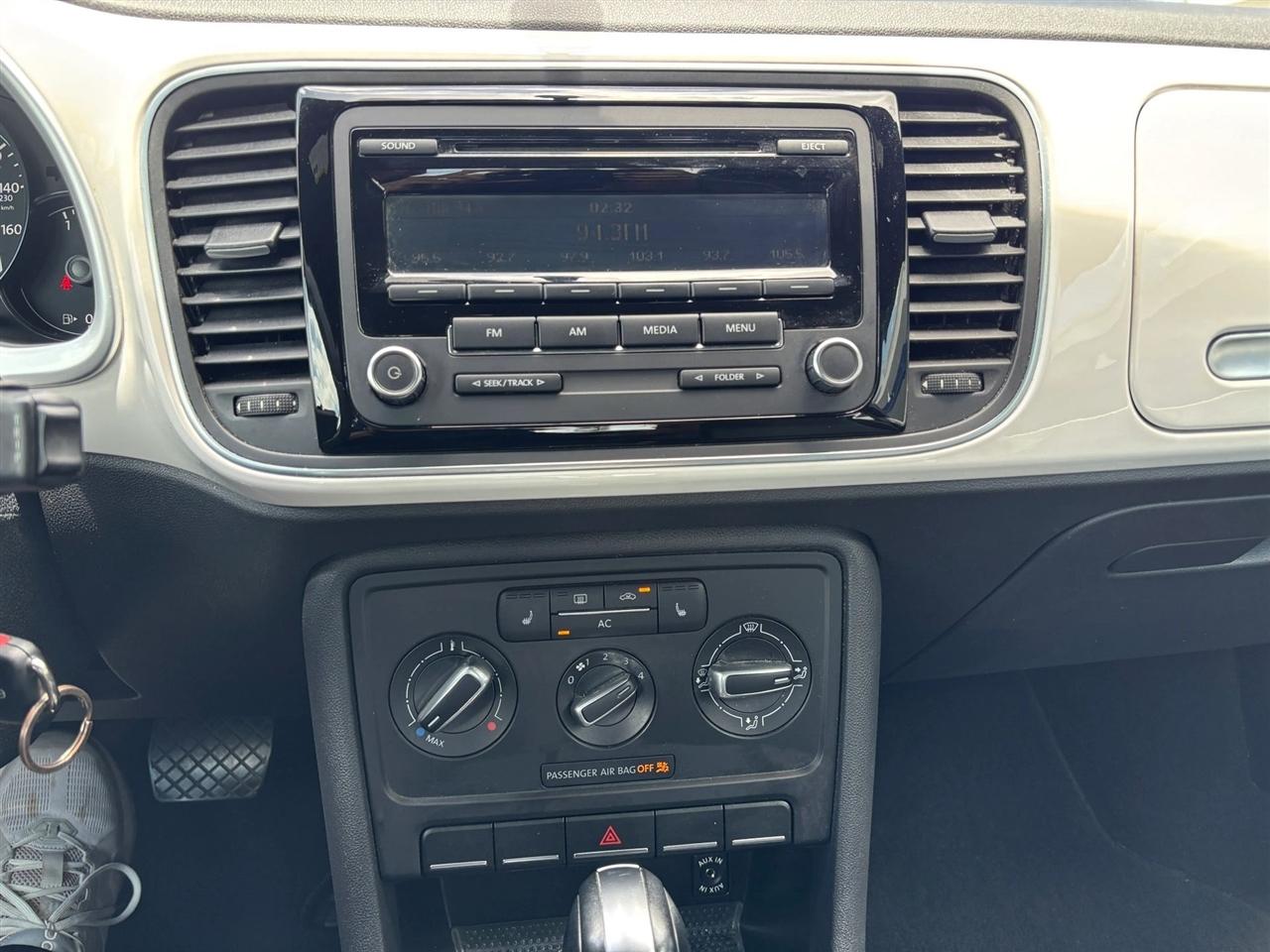 Volkswagen Beetle 2.5L w/Sunroof Sound & Nav 2012