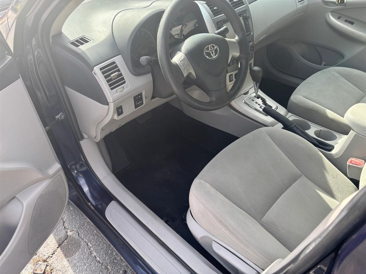 Toyota Corolla LE 4-Speed AT 2013