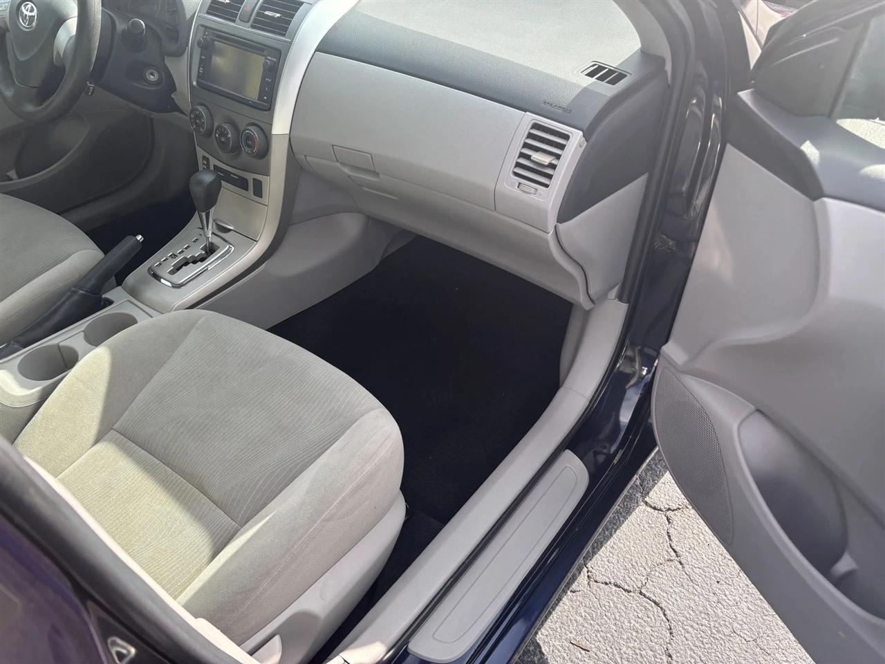 Toyota Corolla LE 4-Speed AT 2013