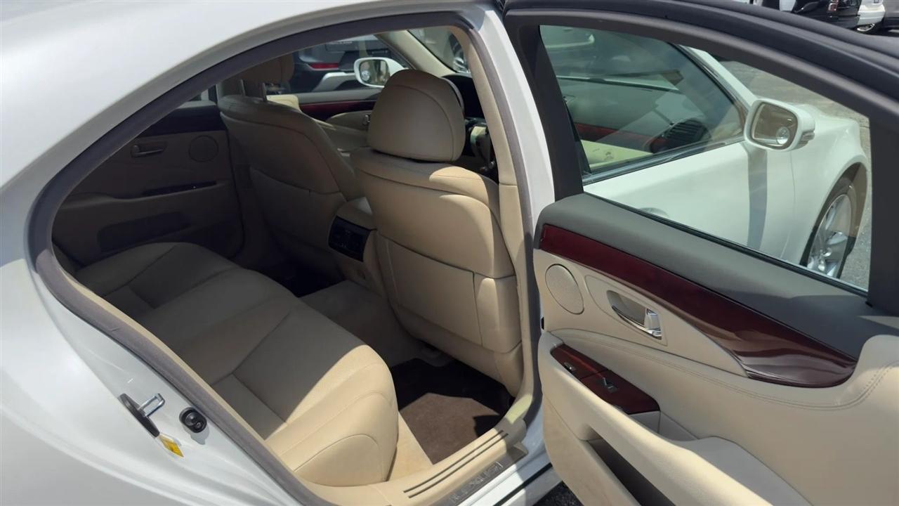 Lexus LS 460 Luxury Sedan 2011