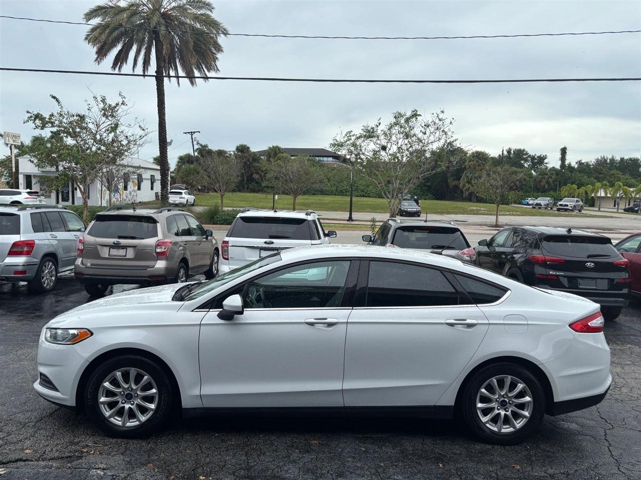 Ford Fusion S 2016