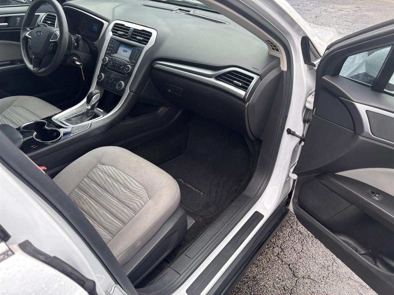 Ford Fusion S 2016