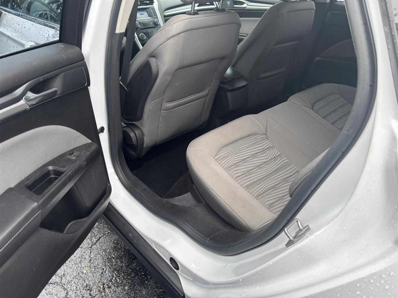 Ford Fusion S 2016