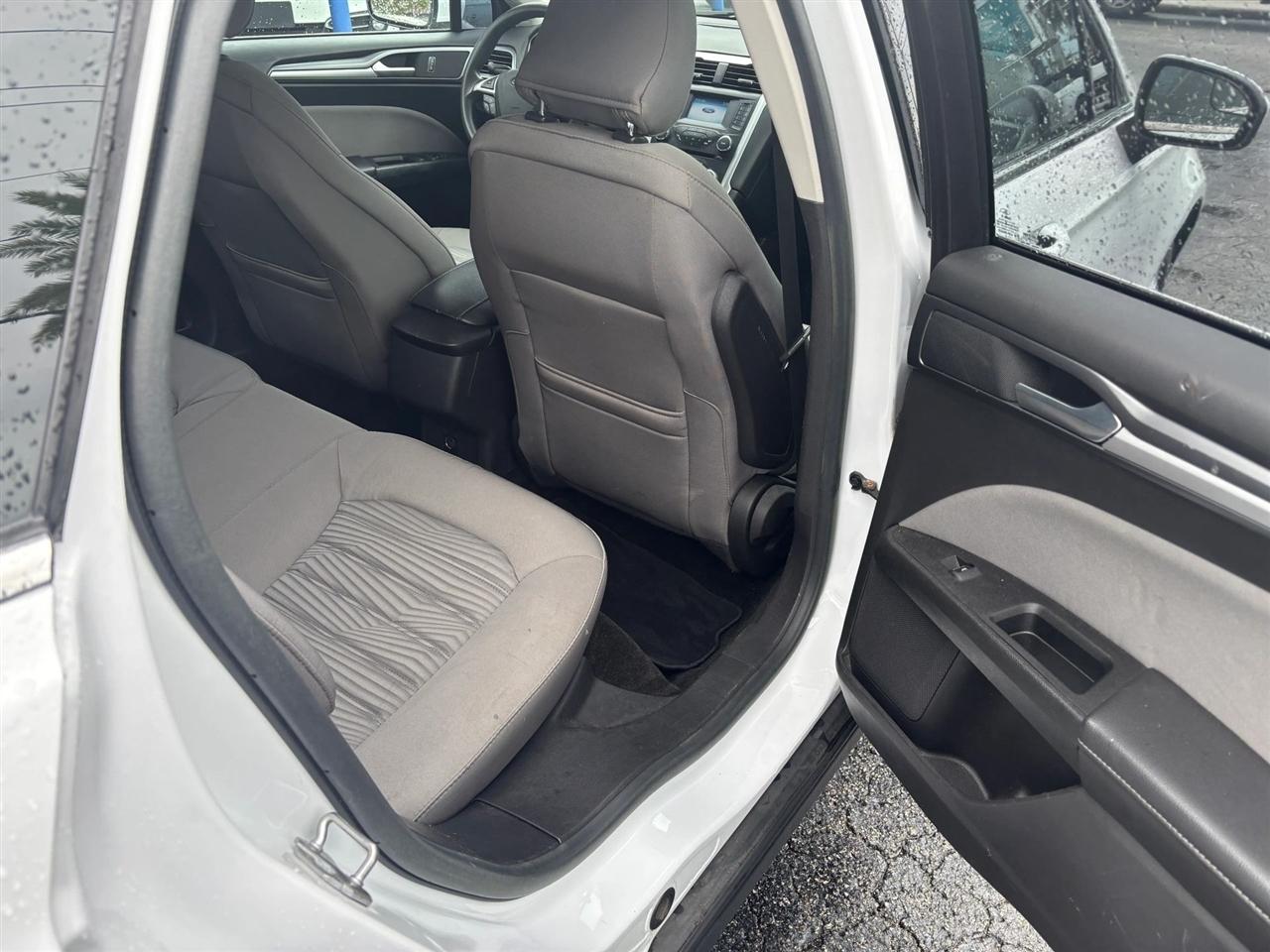 Ford Fusion S 2016