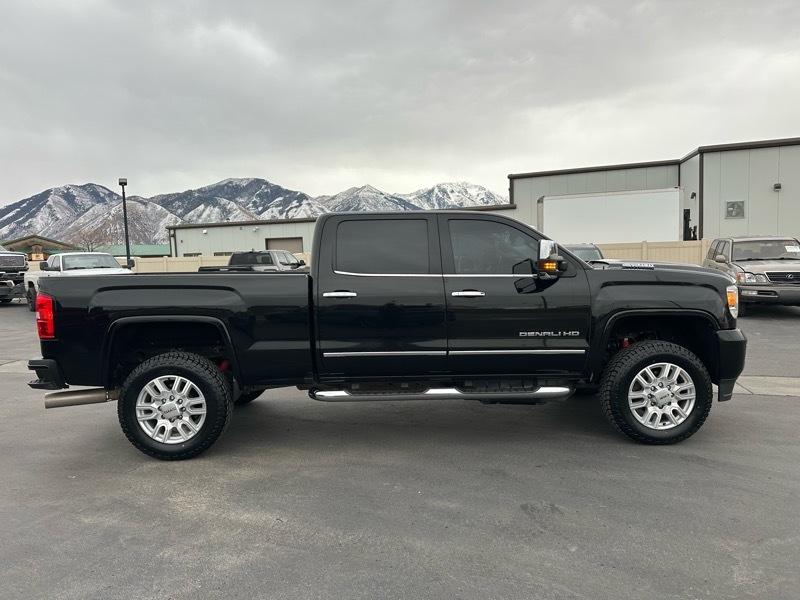 GMC Sierra 2500HD Denali Crew Cab 4WD 2017