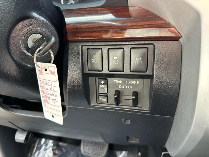 Toyota Tundra Limited 5.7L CrewMax 4WD 2016