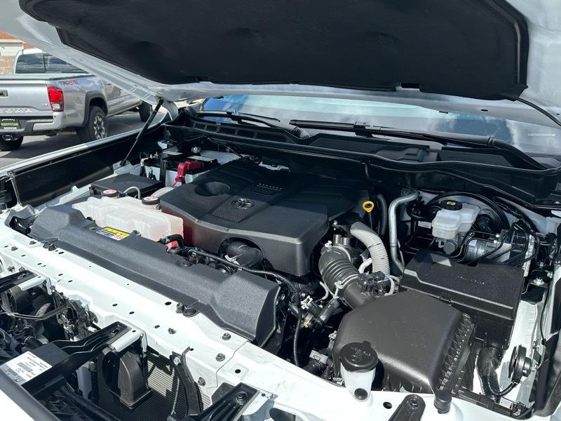 Toyota Tundra SR5 CrewMax 4WD 2025