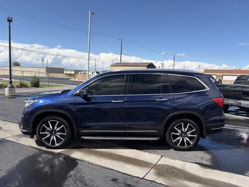 Honda Pilot Touring w/Rear Captain's Chairs AWD 2020