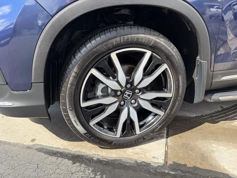 Honda Pilot Touring w/Rear Captain's Chairs AWD 2020