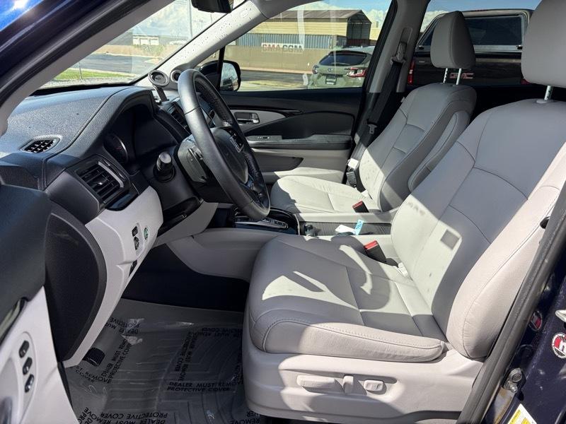 Honda Pilot Touring w/Rear Captain's Chairs AWD 2020