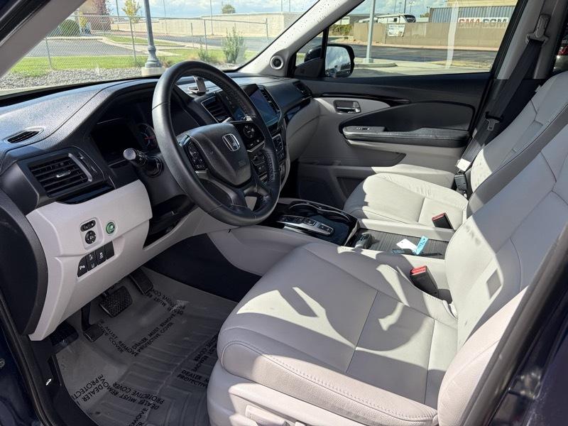 Honda Pilot Touring w/Rear Captain's Chairs AWD 2020