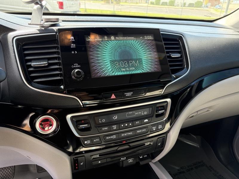 Honda Pilot Touring w/Rear Captain's Chairs AWD 2020