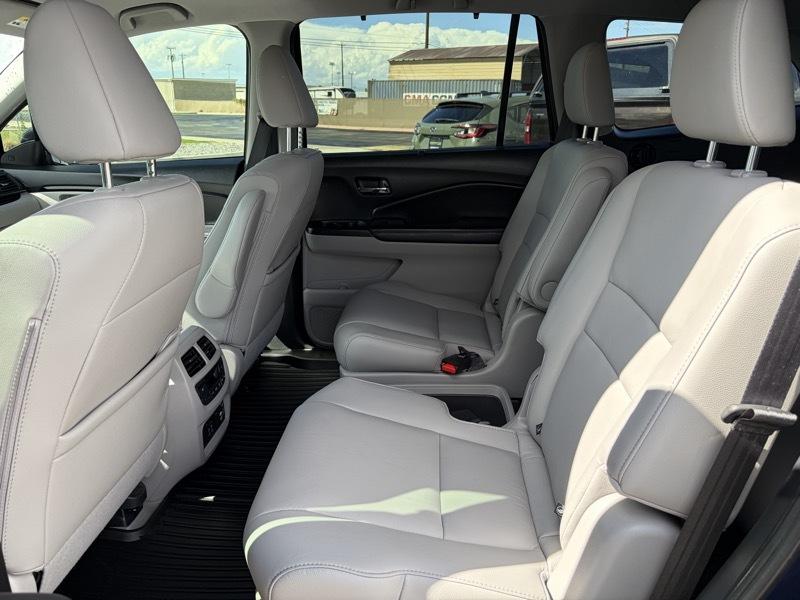 Honda Pilot Touring w/Rear Captain's Chairs AWD 2020
