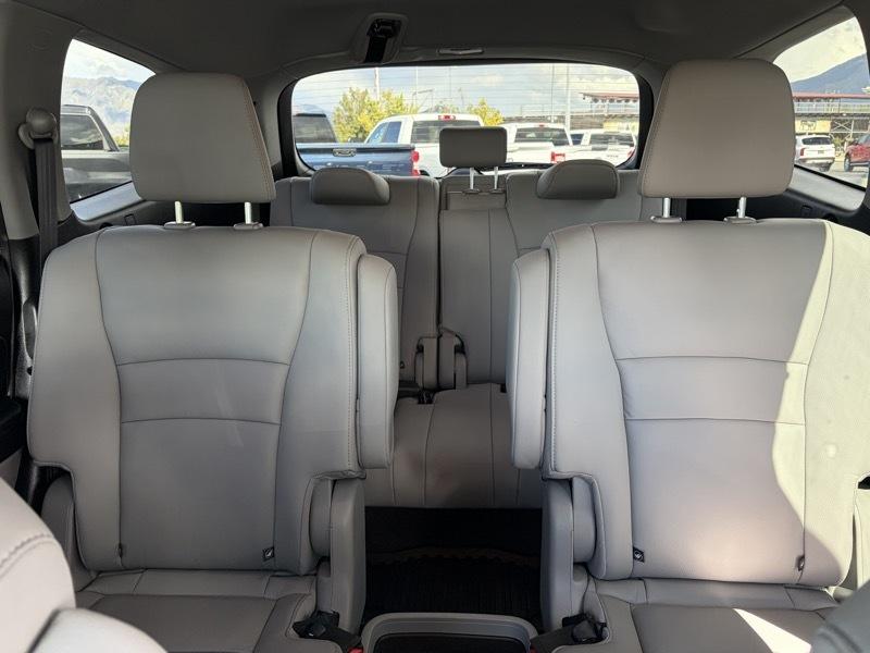 Honda Pilot Touring w/Rear Captain's Chairs AWD 2020