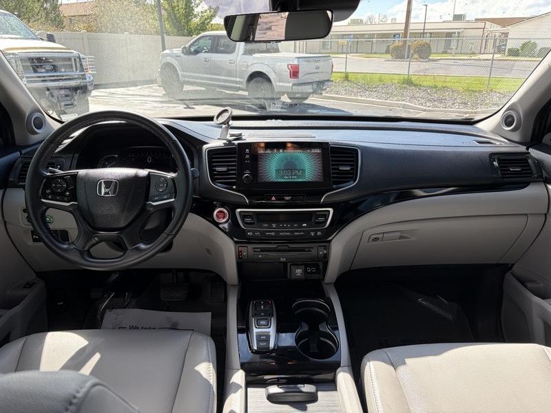 Honda Pilot Touring w/Rear Captain's Chairs AWD 2020