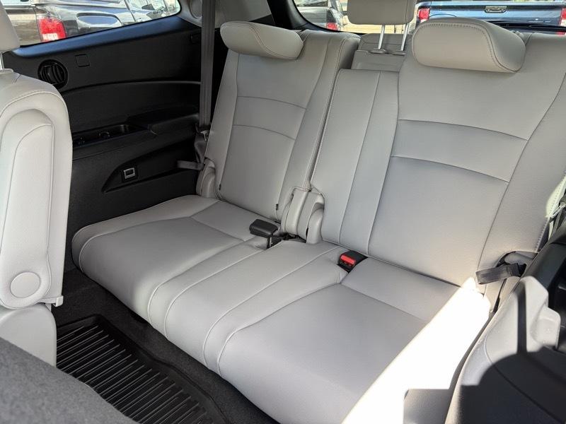 Honda Pilot Touring w/Rear Captain's Chairs AWD 2020
