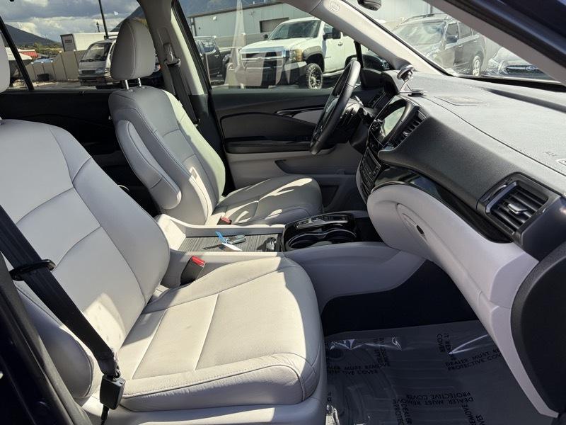 Honda Pilot Touring w/Rear Captain's Chairs AWD 2020