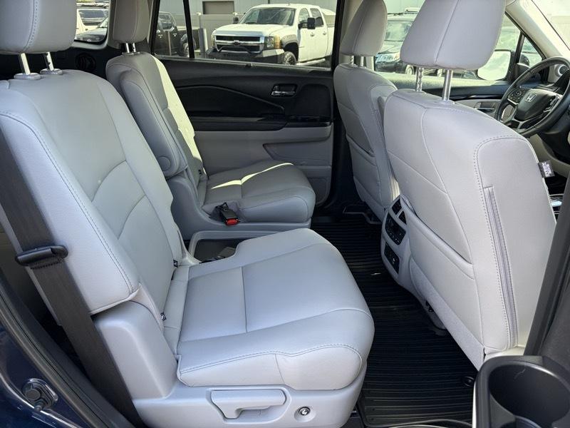 Honda Pilot Touring w/Rear Captain's Chairs AWD 2020