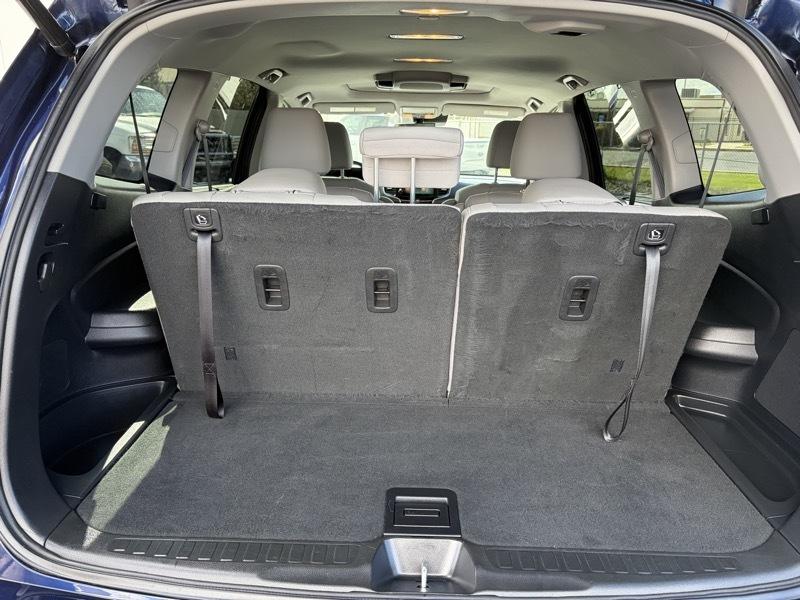 Honda Pilot Touring w/Rear Captain's Chairs AWD 2020
