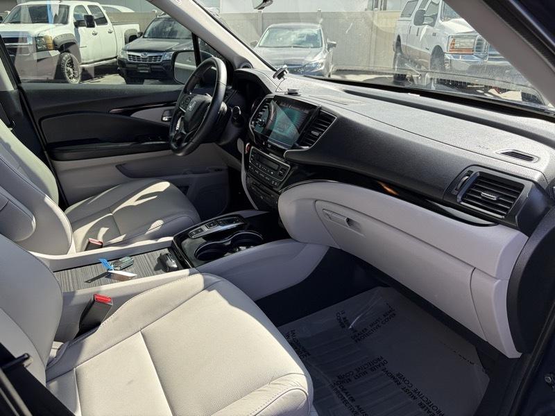 Honda Pilot Touring w/Rear Captain's Chairs AWD 2020