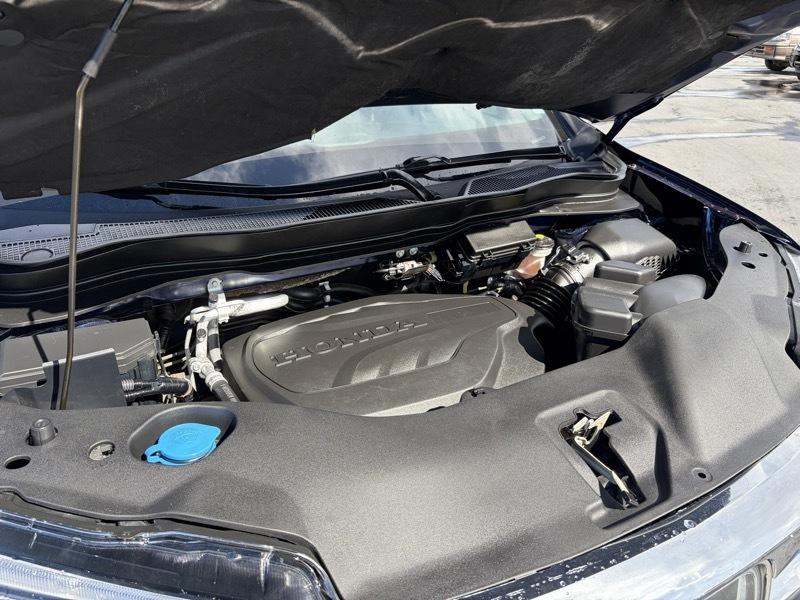 Honda Pilot Touring w/Rear Captain's Chairs AWD 2020