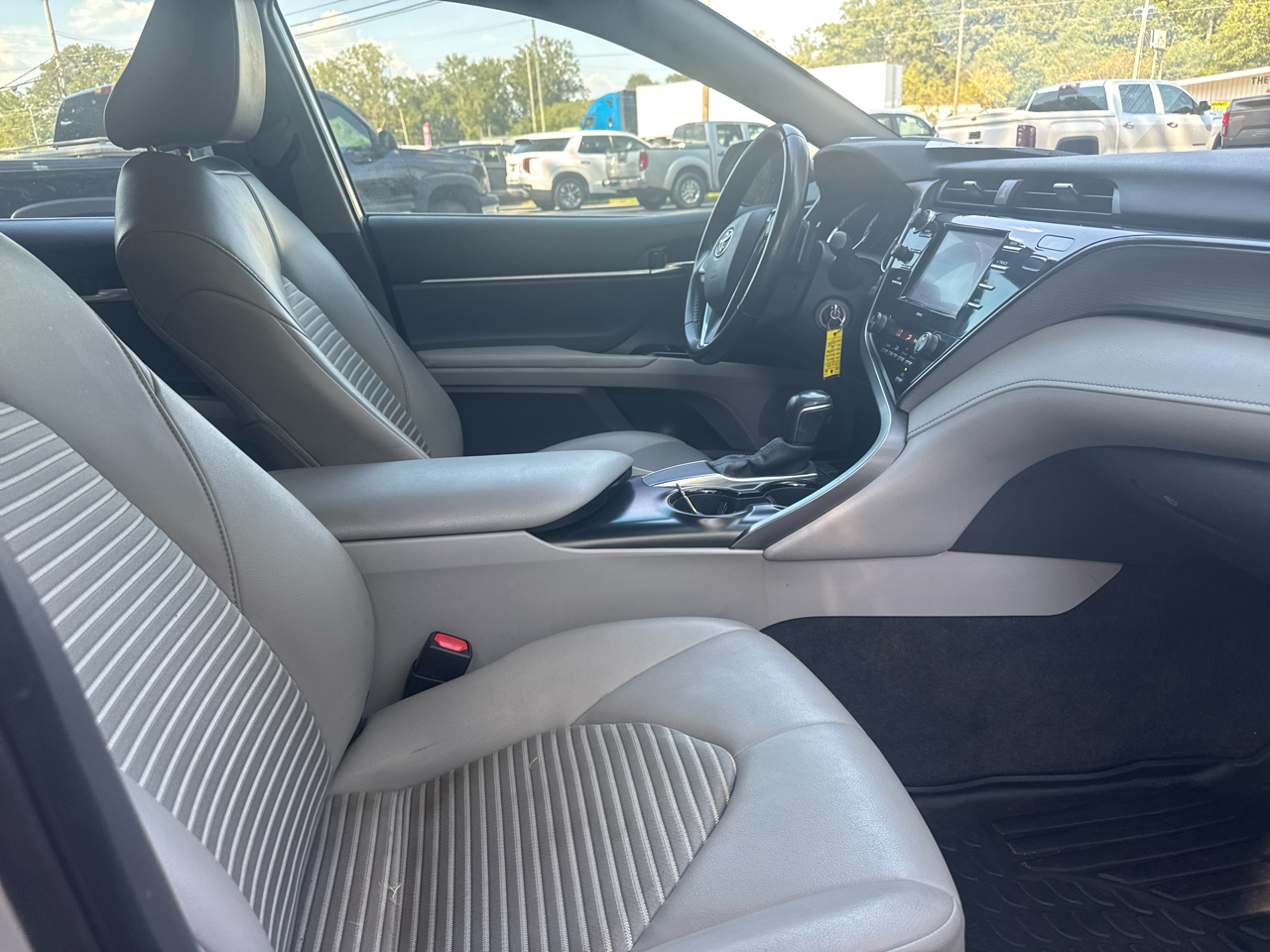 2020 Toyota Camry SE photo 2