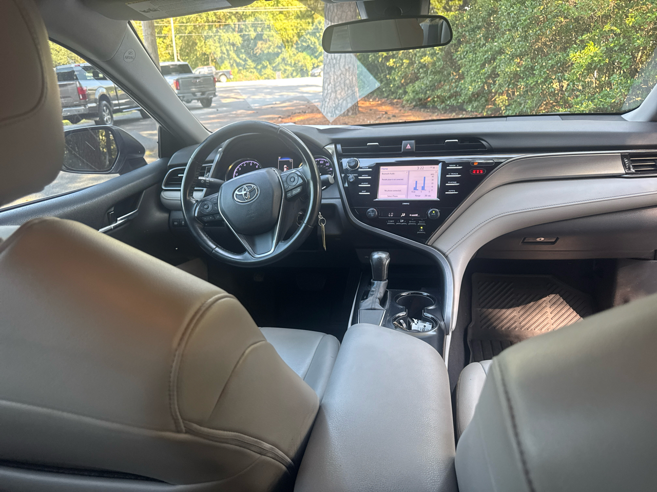 2020 Toyota Camry SE photo 3