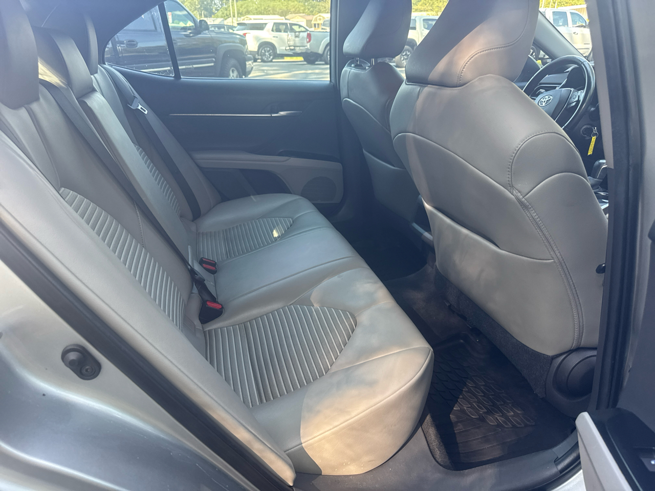2020 Toyota Camry SE photo 4