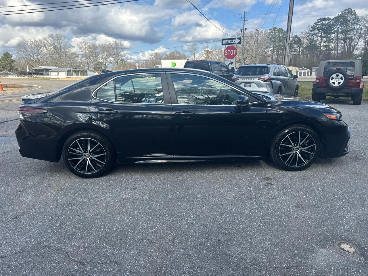 Toyota Camry SE 2021