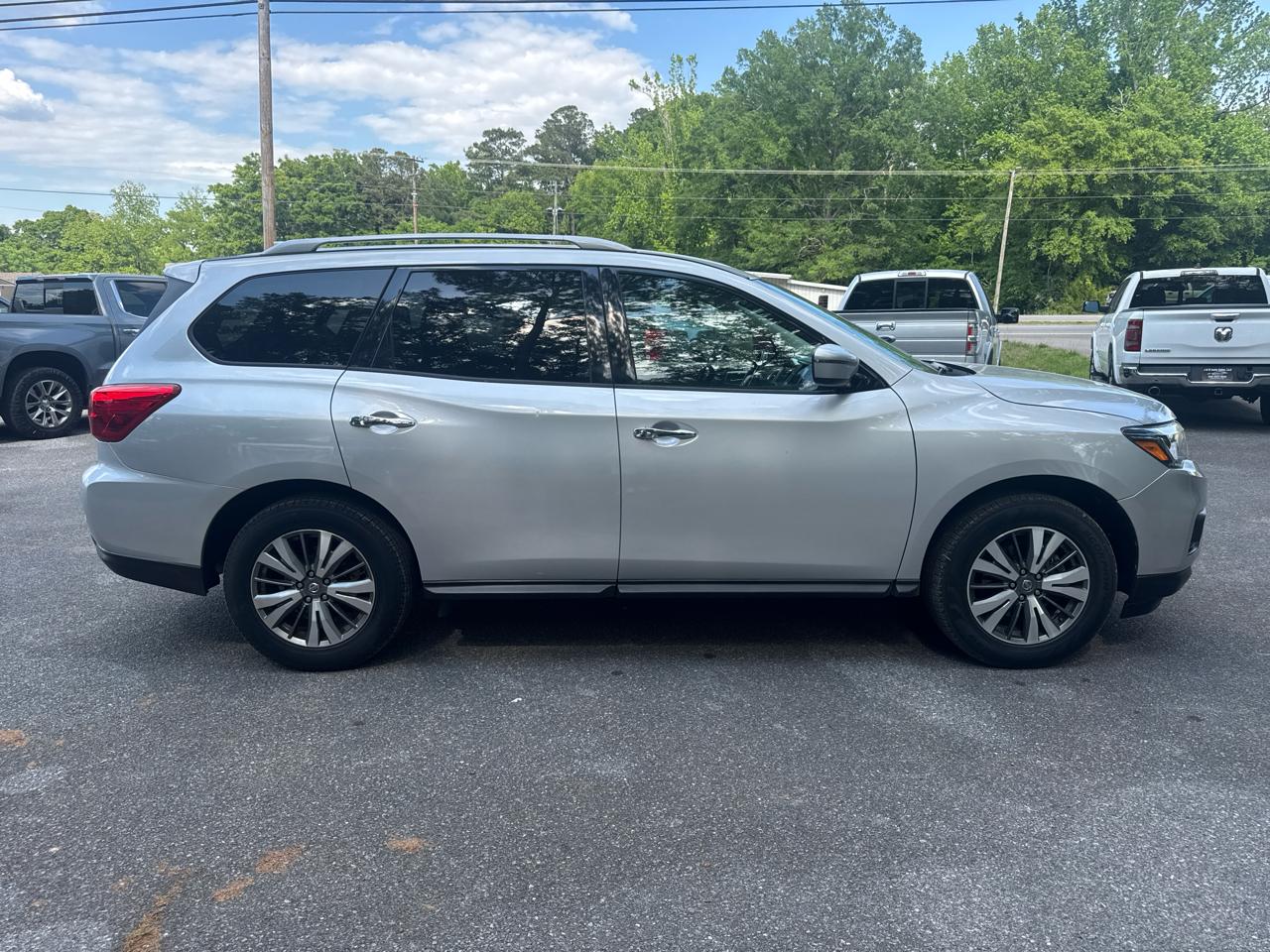 Nissan Pathfinder SV 4WD 2020