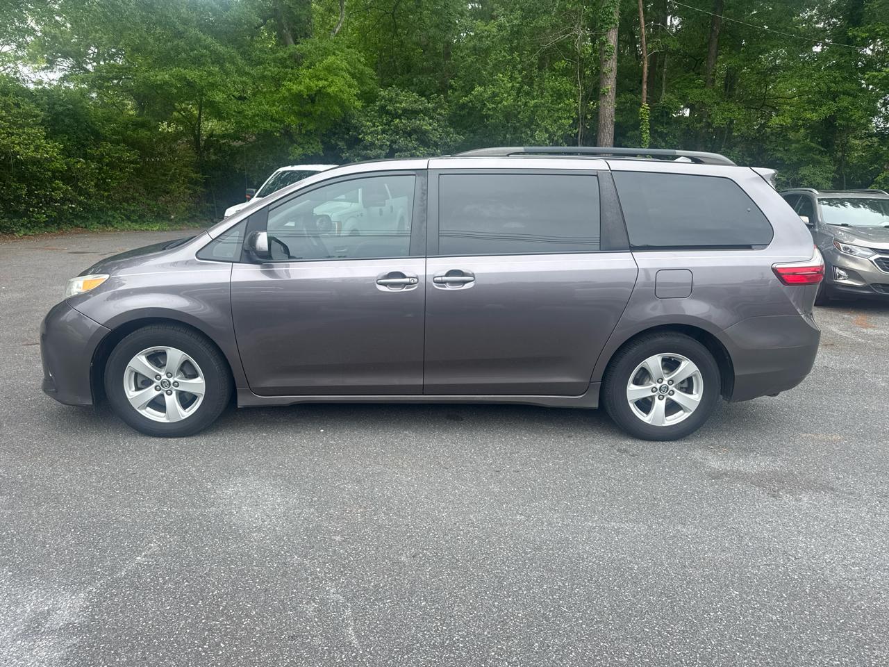 Toyota Sienna LE 8-Passenger 2019
