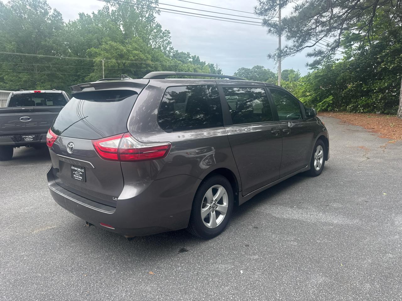 Toyota Sienna LE 8-Passenger 2019
