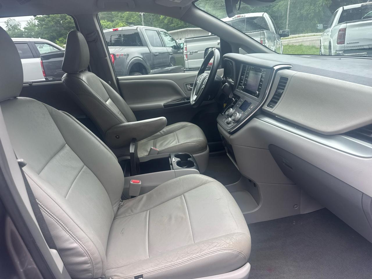 Toyota Sienna LE 8-Passenger 2019