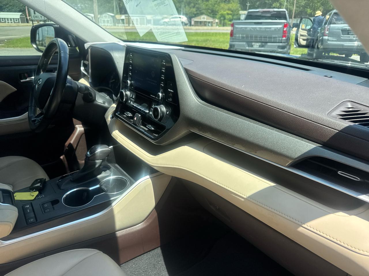 Toyota Highlander XLE FWD V6 2021