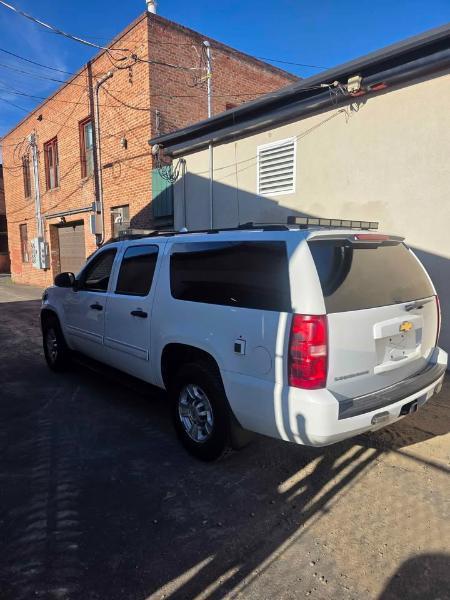 Chevrolet Suburban  2010