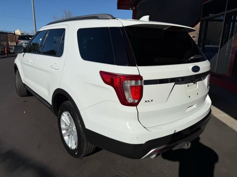 2016 Ford Explorer XLT photo 2