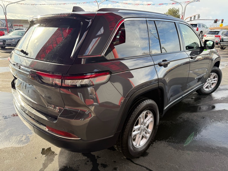 Jeep Grand Cherokee Laredo 4WD 2023