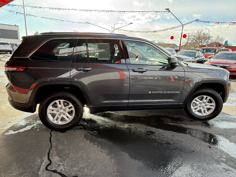 Jeep Grand Cherokee Laredo 4WD 2023