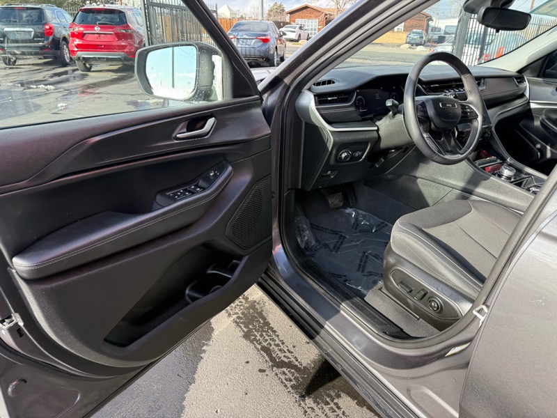 Jeep Grand Cherokee Laredo 4WD 2023